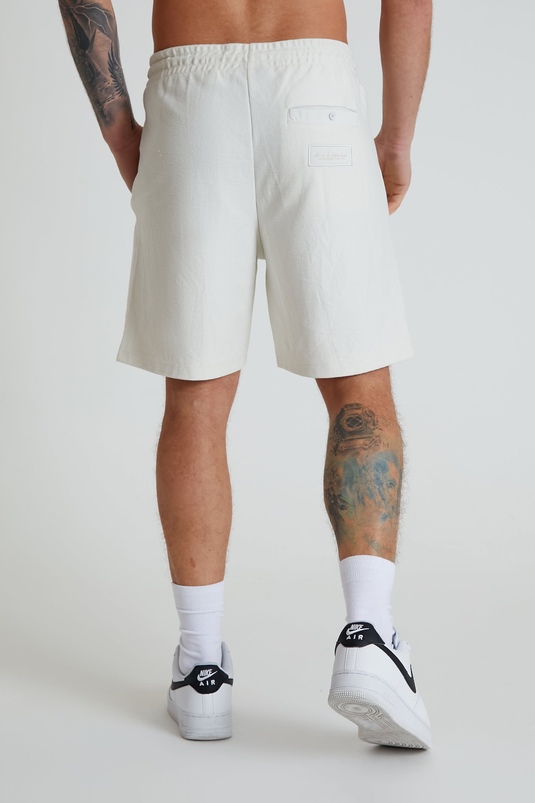 Shorts with long store drawstrings